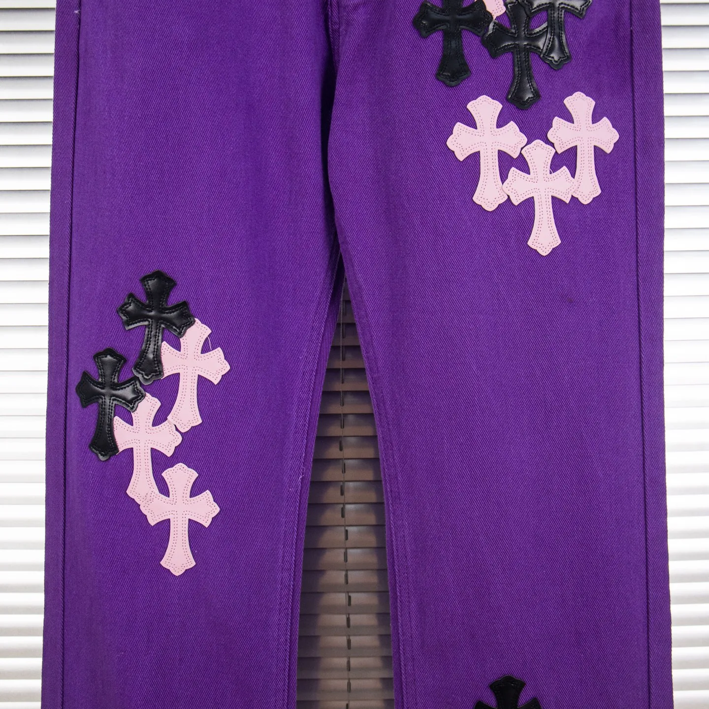 P240 Chrome Hearts Overseas limited edition violet patchwork leather cross hot girl couple jeans are a hot item this season and are sought after by countless celebrities and fashionistas. The neat details of the cutting process add color to the playful fashion! The neat and meticulous design, and the well-fitting structure is unique. The upper body not only has outstanding recognition, but also looks younger and younger. A style with the ultimate wearing meaning and performance, gorgeous color matching, and the craftsmanship of this style is also extremely extraordinary. After the finished product is washed, it is disassembled and hand-made with sheepskin cross leather and then spliced ​​together to complete. The whole piece has too many craftsmanship to describe. It is decorated with patchwork cross flowers and high-waisted washed jeans! ! Absolutely high-end luxury product, a god-level single product, a super popular product, made by top heavy industry, a magic weapon that cannot be missed to hit the streets. Style number: 1837 Size: 28 30 32 34 Color: purple
